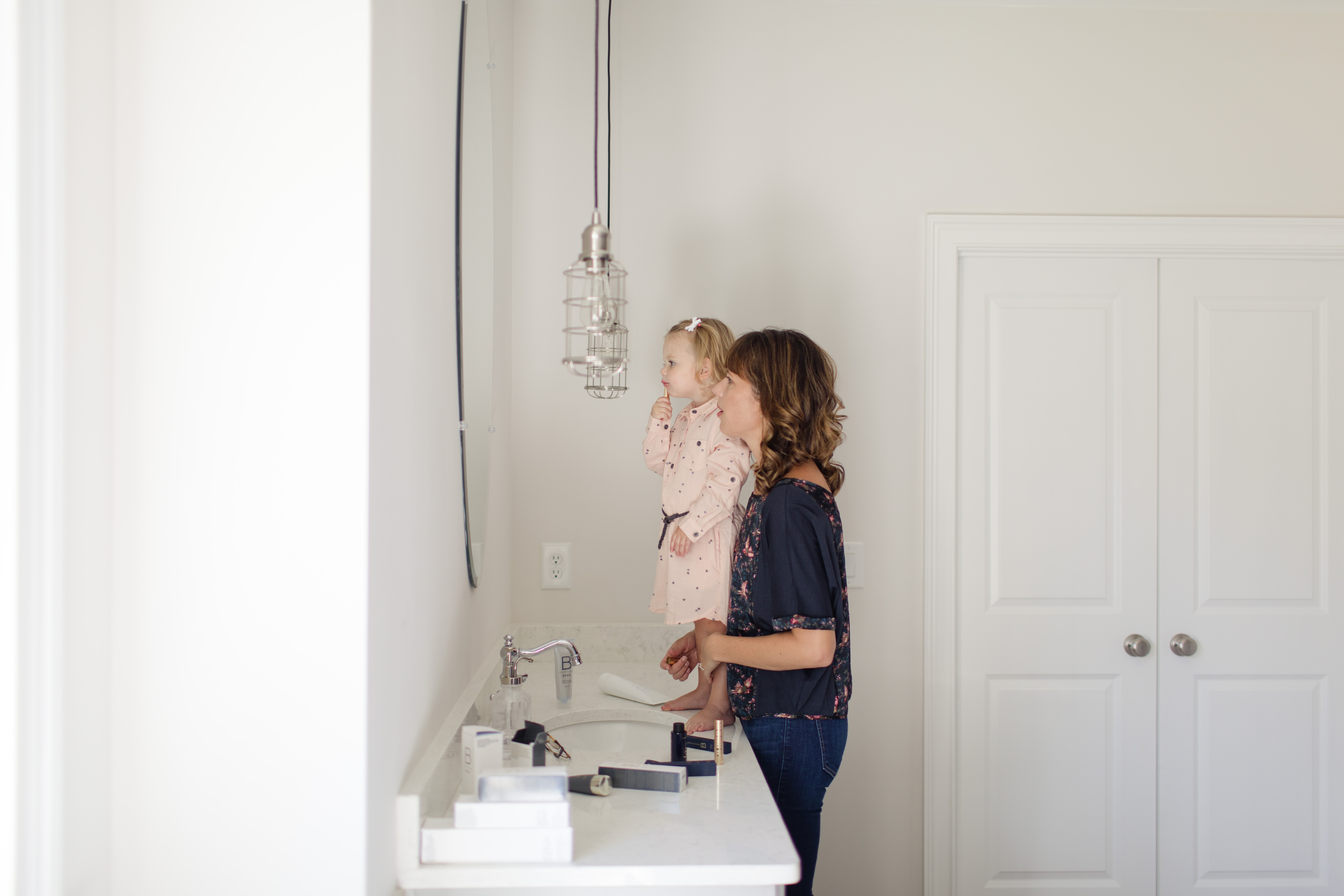 Raising girls is the selfie can be a struggle. Motherhood and Lifestyle Blogger Meghan Basinger is sharing her top tips on how she is raising girls in the selfie era. 