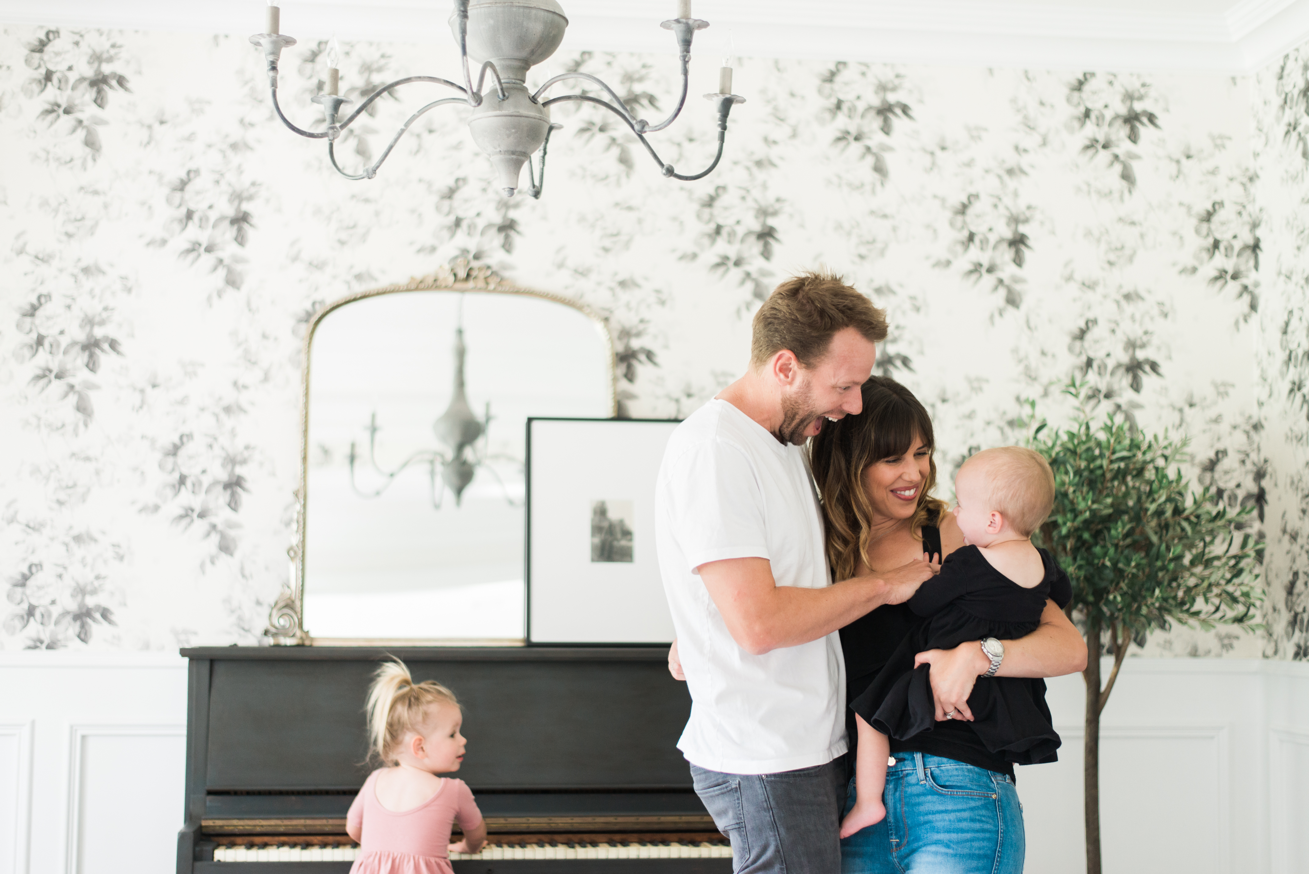 Bookmark this post ASAP! Lifestyle and Motherhood Blogger Meghan Basinger is sharing her gorgeous living room reveal.