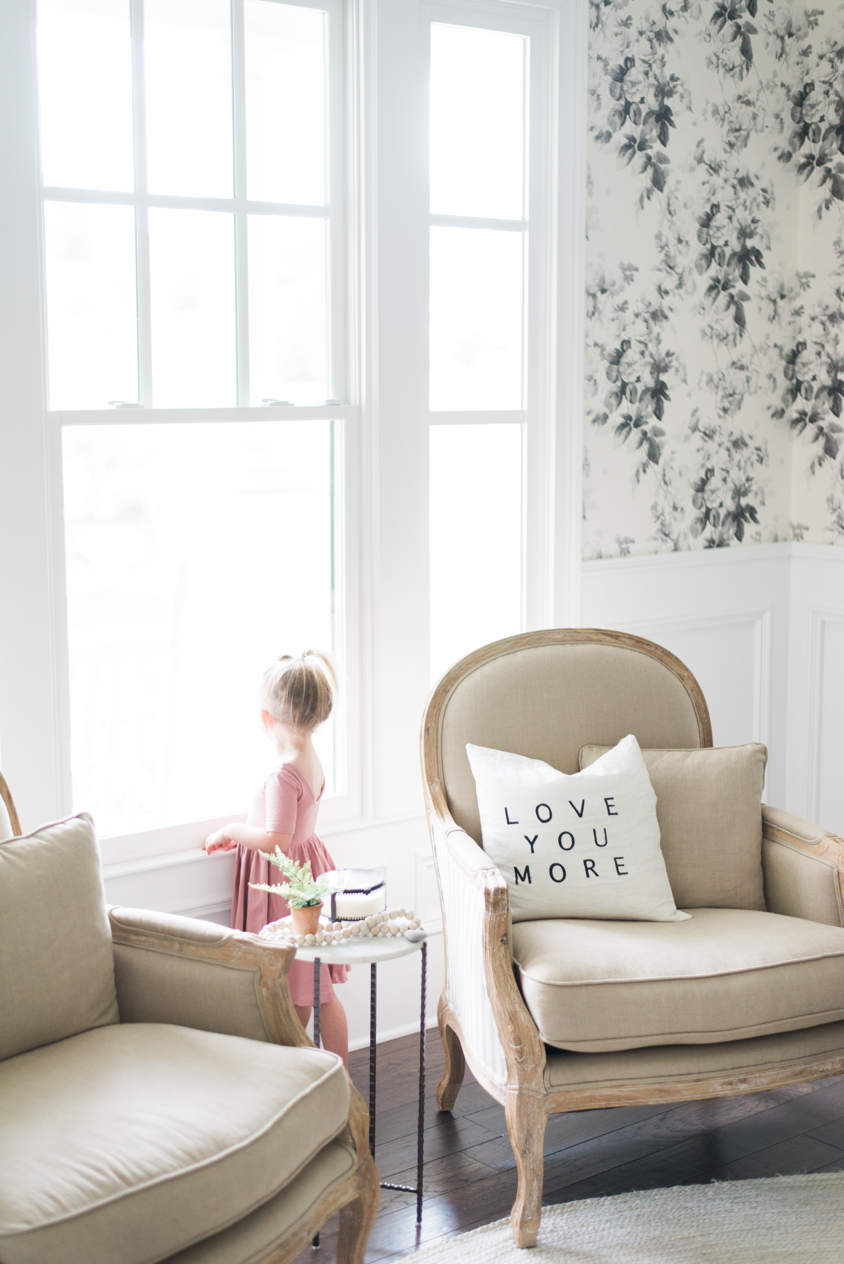 Bookmark this post ASAP! Lifestyle and Motherhood Blogger Meghan Basinger is sharing her gorgeous living room reveal. 